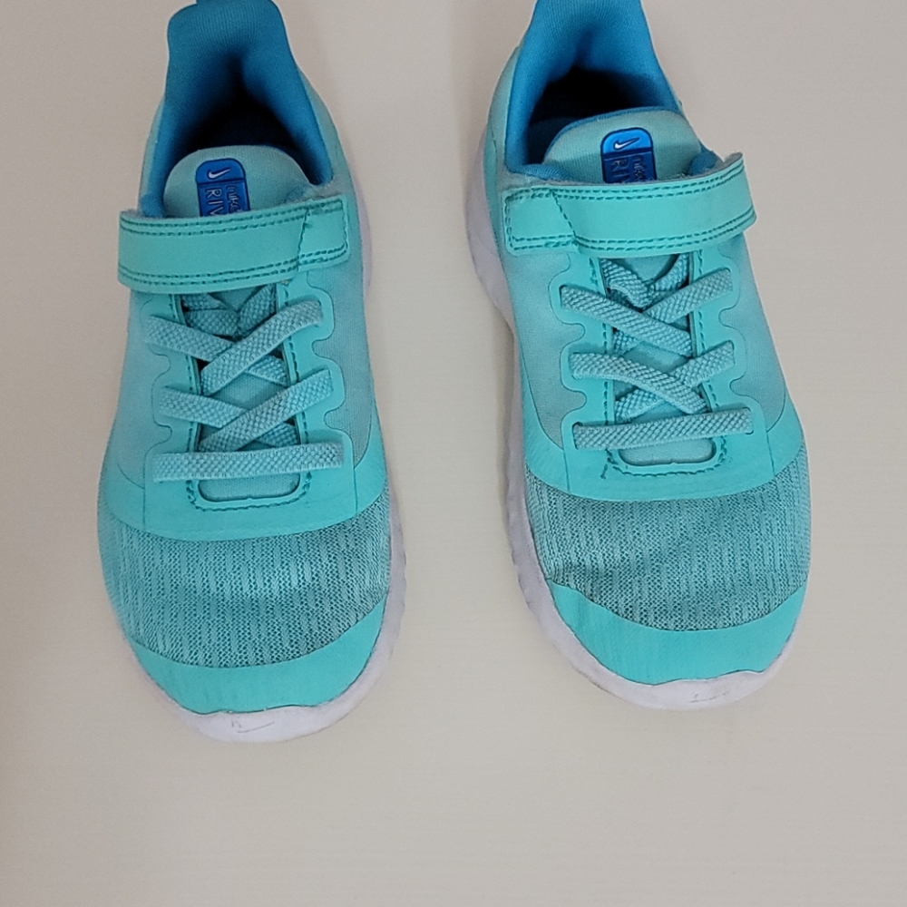 Nike Revival II Sneakers